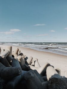 falochrony na plaży w Mielnie