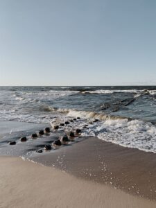 fale morskie rozbijające się o falochrony