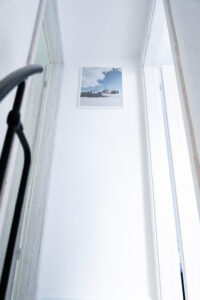 Jasny korytarz z obrazem na ścianie