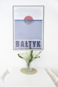 Plakat Bałtyku na białej ścianie