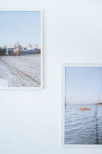 Łodzie rybackie na plaży i morzu