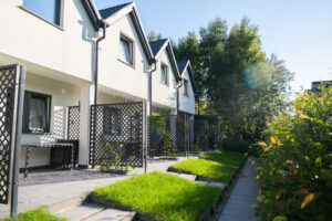 Nowoczesne domki z zielonym otoczeniem