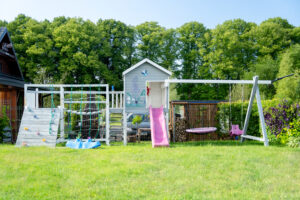 Plac zabaw w ogrodzie z huśtawkami