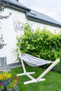 Hamak w ogrodzie przy domu.