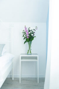 Kwiaty w wazonie na stoliku.