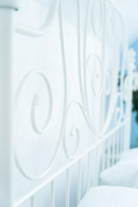 Biała metalowa rama łóżka