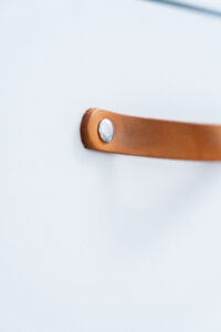 Skórzana rączka na białym tle