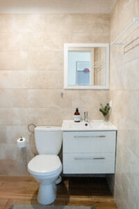 Nowoczesna łazienka z umywalką