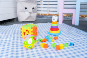 Zabawki dla dzieci na kocyku