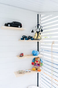 Zabawki na półkach w bawialni