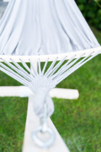 Hamak na zielonej trawie.