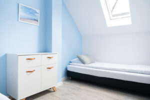 Jasny pokój z dwoma łóżkami