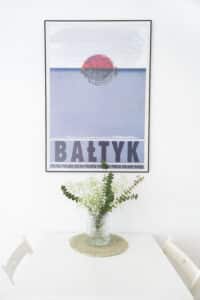 Plakat Bałtyku z kwiatami na stole