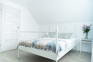 Jasna sypialnia z białym łóżkiem