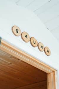 Drewniane litery na drzwiach sauny