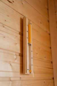 Termometr na drewnianej ścianie w saunie