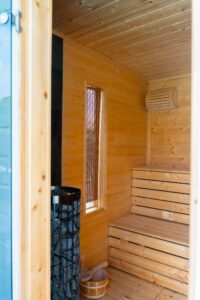 Wnętrze sauny z drewnianymi ławami