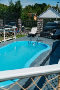 Basen w ogrodzie, słoneczny dzień