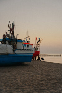 kutry rybackie na plaży o zmierzchu