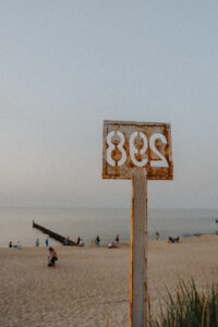 Numer na plaży przy zachodzie słońca