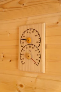 Termometr i Higrometr w drewnianej saunie