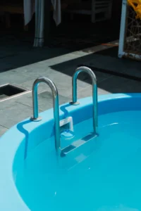 Bezpieczna drabinka w basenie z czystą wodą