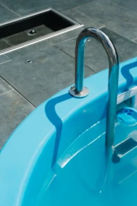 Bezpieczna drabinka w basenie z czystą wodą