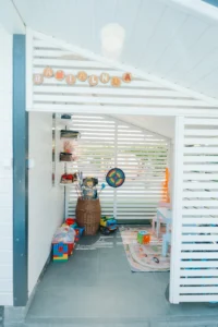 Bawialnia zewnętrzna z zabawkami i sprzętem sportowym