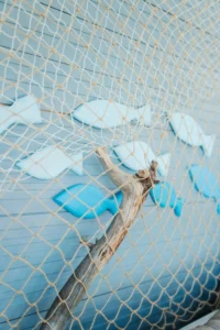 Drewniane, morskie ozdoby w altanie ogrodowej