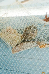 Morskie ozdoby w altanie ogrodowej