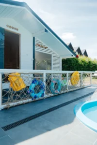 strefa relaksu i Ogrodzony basen zewnętrzny z akcesoriami do pływania