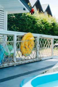 Ogrodzony basen zewnętrzny z akcesoriami do pływania