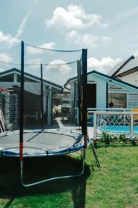 trampolina ogrodowa przy strefie relaksu