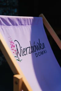 Leżaki ogrodowe z logo domków wierzbówka