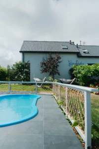 Ogrodzony Basen z domkami Wierzbówka w tle