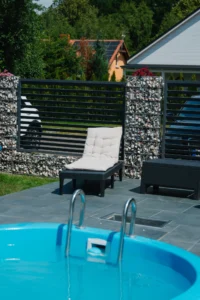 Strefa basenowa z leżakami