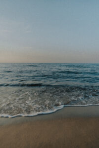 Morze, plaża, spokojny widok.