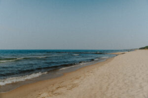 plaża nad spokojnym morzem