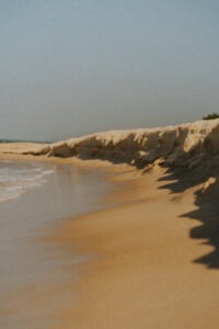 Piaszczysta plaża z falami