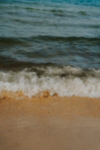 Fale uderzające o piaszczystą plażę