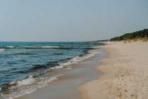 Piaszczysta plaża nad morzem