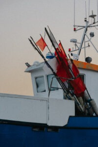 Łódź rybacka z flagami