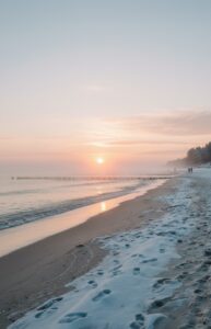 Zimowy zachód słońca nad morzem