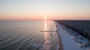 Zachód słońca nad plażą zimową