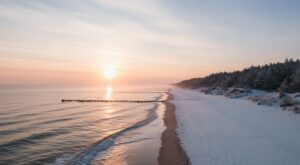 Plaża o wschodzie słońca, śnieg