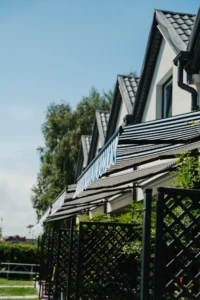 tarasy z markizami przeciwsłonecznymi